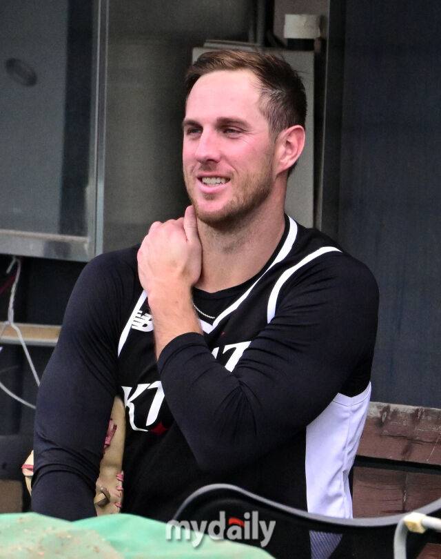 2025년 7월 17일 오후 경기도 수원 KT위즈파크에서 열린 '2025 신한 SOL뱅크 KBO 리그' 한화 이글스와 KT 위즈의 경기. KT 새로운 외국인 투수 패트릭이 그라운드를 보고 있다./수원 = 유진형 기자