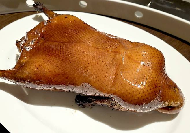 용푸 북경오리. 저온숙성, 오픈다루는 기술 등을 통해 겉표면은 아주얇고 고소하며 입 안에서 살고기와 섞이면서 스르르 바스러진다.