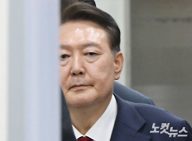 12·3 불법계엄 사태로 특검 수사를 받는 윤석열 전 대통령이 지난 9일 서울 서초구 서울중앙지방법원에서 열린 구속 전 피의자 심문(영장실질심사)을 마치고 대기 장소인 서울구치소로 이동하는 모습. 사진공동취재단