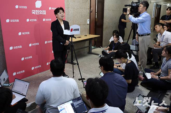 국민의힘 윤희숙 혁신위원장이 9일 서울 여의도 국회에서 취재진의 질문에 답변을 하고 있다. 윤창원 기자