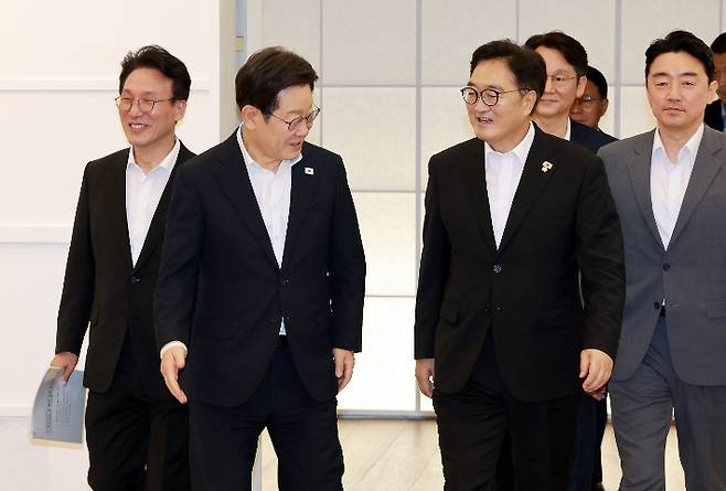 이재명 대통령이 17일 서울 한남동 관저에서 우원식 국회의장, 김민석 국무총리, 강훈식 대통령비서실장과 만찬을 위해 자리로 향하고 있다. 연합뉴스