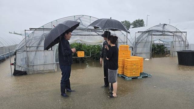 곽병갑 충북 청주 옥산농협 조합장(왼쪽)이 시설하우스 침수 피해를 본 장의순·박희선씨와 대책을 논의하고 있다.