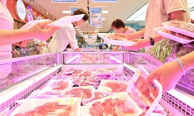 지난해 7월19일 서울 서초구 농협 하나로마트 양재점을 찾은 고객들이 한우를 구매하고 있다. 뉴스1