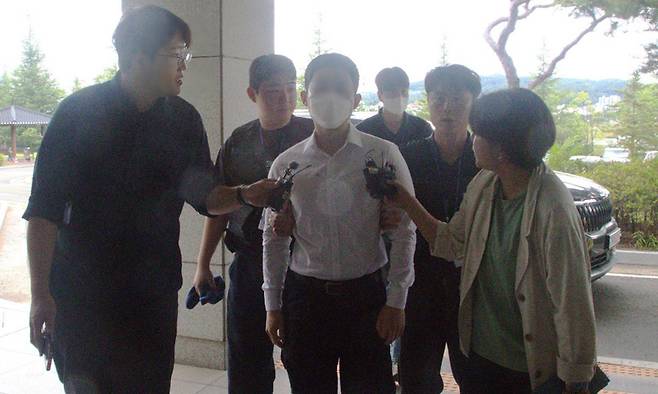 시험지 유출에 가담한 혐의를 받는 행정실장이 지난 15일 구속영장 심사를 받기 위해 대구지방법원 안동지원에 출석하고 있다. 기말고사 기간 경북 지역 한 고교에서 전직 기간제 교사와 학부모가 교내에 무단 침입해 시험지를 빼돌리려 한 사건이 교육계에 충격을 주고 있다. 경찰은 이들이 학교 시설관리자와 조직적으로 공모한 정황을 포착한 것으로 알려졌다. 뉴스1