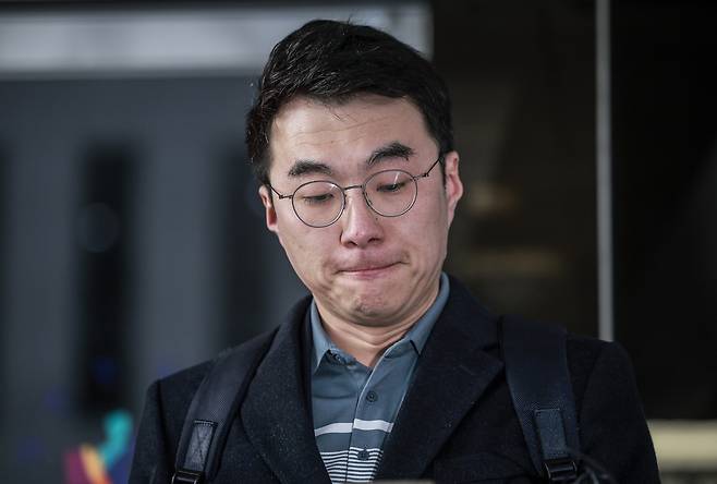 ‘허위 재산 신고’ 혐의로 기소된 더불어민주당 김남국 전 의원이 지난 2월10일 서울 양천구 서울남부지방법원에서 열린 위계공무집행방해 혐의 관련 1심 선고 재판을 마친 뒤 취재진 질문에 답하고 있다. 뉴시스