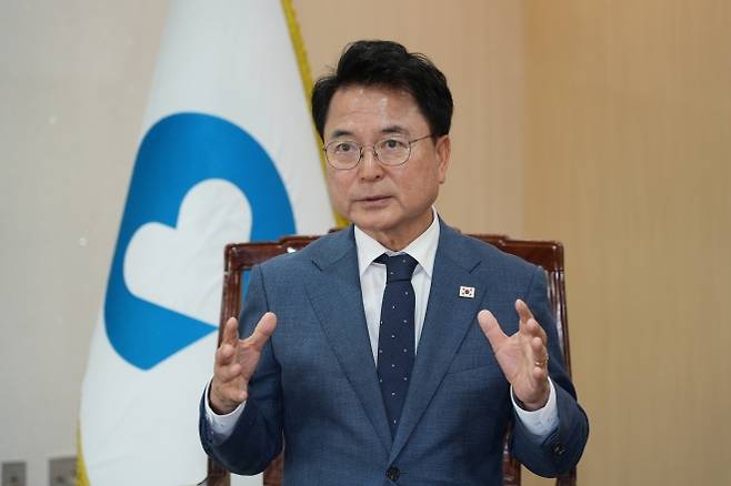 육동한 강원 춘천시장이 지난 7일 시청 집무실에서 서울신문과 인터뷰하고 있다. 춘천시 제공