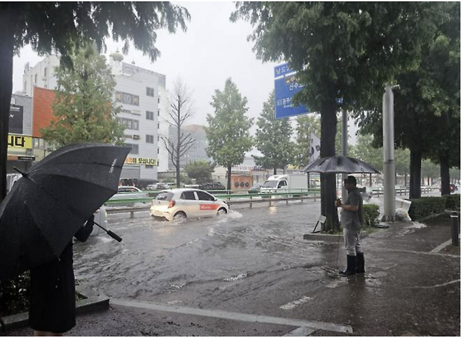 17일 광주광역시에 내린 집중호우로 시내 일부 도로가 침수됐다.(남도일보 제공)
