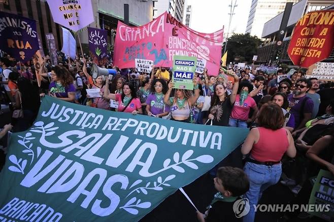 15일(현지시간) 브라질 상파울루 파울리스타 대로에서 시민들이 낙태 불법화 반대 시위를 하고 있다. 2024.6.16 AP 연합뉴스