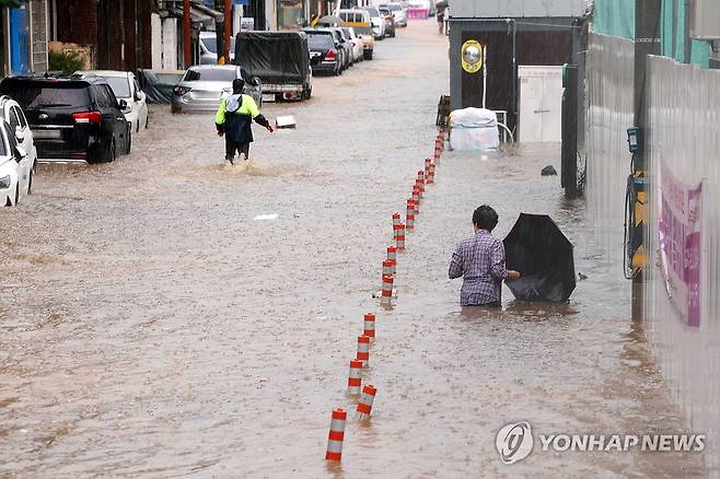 빗물에 잠긴 광주 백운광장 인근 상가 (광주=연합뉴스) 정다움 기자 = 호우경보가 발효된 17일 오전 광주 남구 백운광장 인근 상가와 도로가 물에 잠겨 있다. 2025.7.17 daum@yna.co.kr