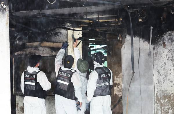 전날 주차장에서 발생한 화재로 다수의 인명피해가 발생한 경기도 광명시 소하동 한 아파트에서 18일 경찰과 소방, 국과수 등 관계자들이 합동 감식을 하고 있다. 2025.7.18 /연합뉴스