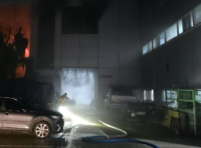 ▲ 18일 오전 12시 18분쯤 안양시 만안구 안양동의 한 공장에서 불이 났다. /사진제공=경기도소방재난본부
