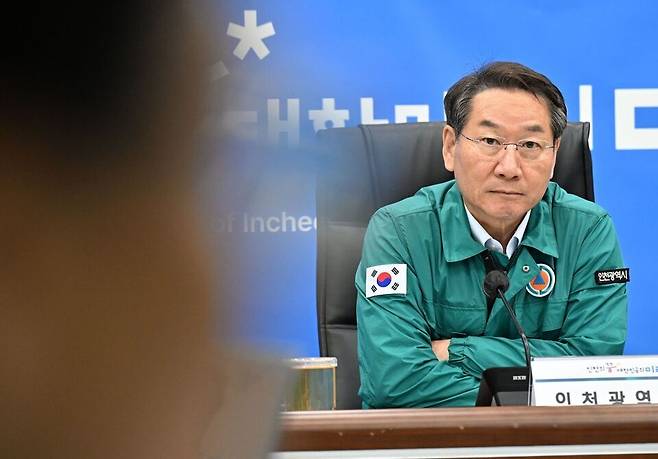 ▲ 유정복 인천시장이 18일 시청 재난안전상황실에서 열린 여름철 호우 대비 점검 회의에서 참석자 의견을 경청하고 있는 모습. /사진제공=인천시