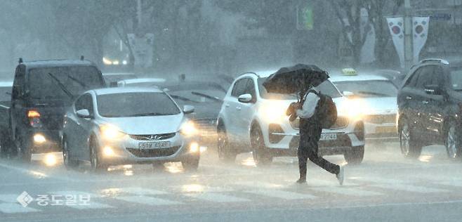 간밤에 폭우는 소강상태를 보였으나, 오늘(18일) 오후부터 19일까지 다시 시간당 50~80㎜ 강우가 예상된다. (사진=중도일보DB)