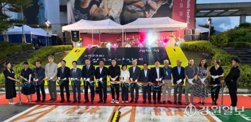 ◇제23회 동강국제사진제 개막식이 18일 영월 동강사진박물관에서 최명서 영월군수, 선주헌 영월군의장, 최병갑 도문화예술과장, 이재구 동강사진마을운영위원장, 김현철 강원일보 이사, 심상만 사진마을운영위원, 아스트리드 마트론 주한독일문화원 문화부장, 홍보대사인 영화배우 손현주씨 등 을 비롯한 내빈들이 참석한 가운데 열렸다. 홍예빈기자