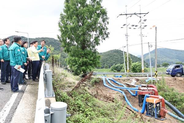 박완수 경남도지사와 안병구 밀양시장이 18일 호우 피해 현장인 밀양시 청도천 일대를 찾아 하천 범람 상황을 점검하고 있다. /경남도