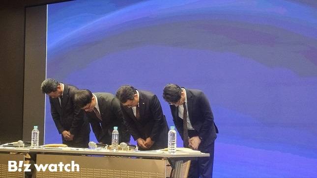 SK텔레콤 경영진이 해킹 사고에 대해 사과하고 있다./사진=비즈워치