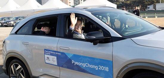 2018년 2월 2일 문재인 대통령이 자율주행 기능이 탑재된 수소차 넥쏘에 탑승해 손을 흔들고 있다.(사진제공=청와대사진기자단)