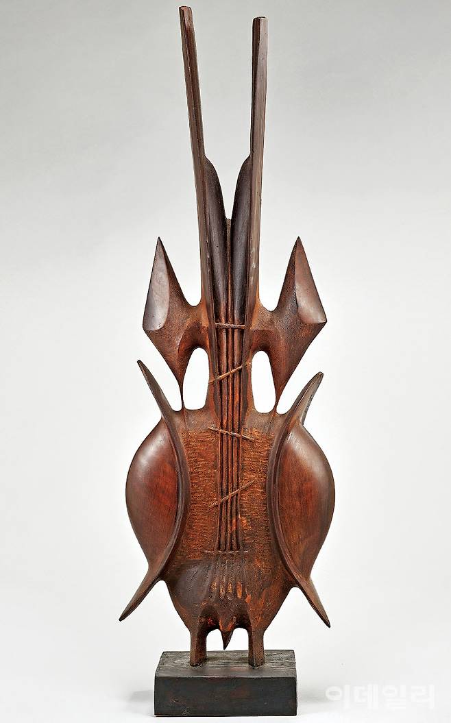 문신의 ‘무제’(1978). 조각과 건축적 조형에 눈뜨게 된 프랑스 시절 제작했다. 타원, 마름모, 선 등의 리드미컬한 조합으로 빚은 형상은 악기를 연상시킨다. 작가는 원과 구, 선을 기본으로 무한히 변화하는 추상조각을 지향했다. 작은 조형 단위를 반복적으로 배열한 ‘좌우대칭’은 주요한 특징. 덕분에 작가의 조각은 지구나 우주 어딘가에 존재할 듯한 생명체를 떠올리게도 한다. 흑단이 주재료인 목조각이다. 프랑스에서 자주 사용한 흑단은 국내에선 구하기 어려웠다고 한다. 지난 5월 1일 국립현대미술관 서울에서 개막한 ‘MMCA 서울 상설전: 한국현대미술 하이라이트’에 나왔다. 흑단, 114×34×20㎝. 국립현대미술관(이건희컬렉션) 소장.