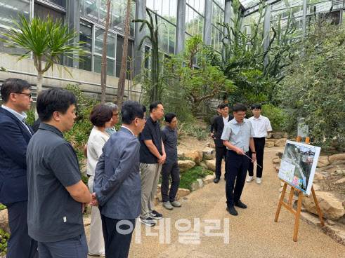 산림청과 전남도, 완도군 등 관계자들이 참석한 가운데 전남 완도에서 국립난대수목원에 대한 기본설계 현장토론회가 열리고 있다. (사진=산림청 제공)