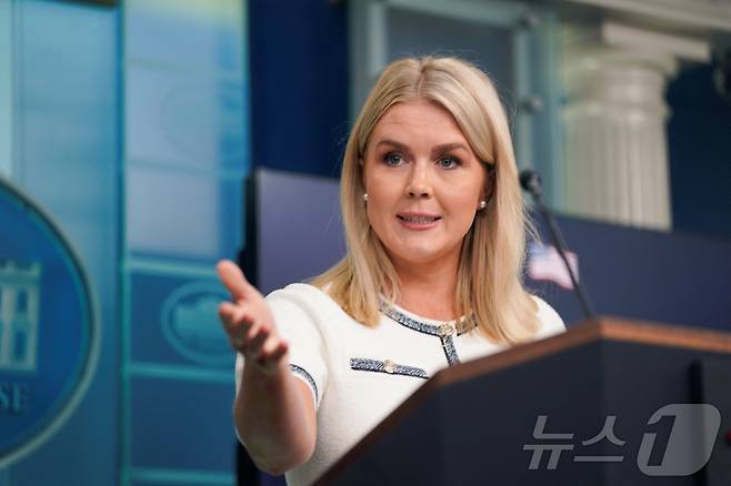 캐롤라인 레빗 백악관 대변인이 17일(현지시간) 미국 워싱턴DC 백악관에서 언론 브리핑을 진행하고 있다. 2025.7.17 ⓒ 로이터=뉴스1 ⓒ News1 류정민 특파원