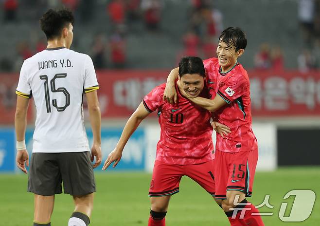 중국과이 1차전에서 이동경의 득점을 함께 기뻐하고 있는 김문환. ⓒ News1 김영운 기자