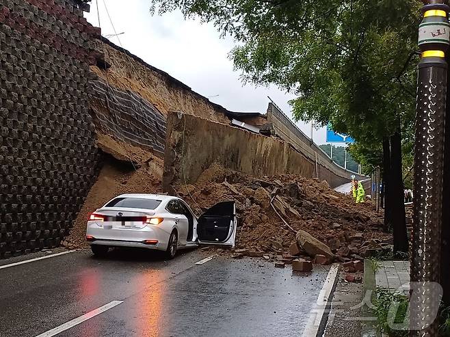 16일 경기 오산 가장교차로 고가도로 옹벽이 폭우로 인해 붕괴, 차량 2대가 깔리는 사고가 발생했다. 사진은 이날 사고 현장의 모습. (경기도소방재난본부 제공. 재판매 및 DB 금지) 2025.7.16/뉴스1