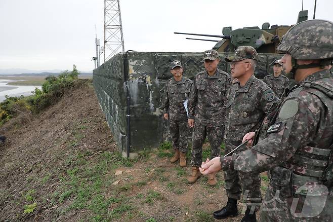 강호필 지상작전사령관(대장)이 21일 서부전선 GP·GOP 경계작전부대와 호국훈련 중인 수도군단·51사단 지휘소를 방문해 군사대비태세와 호국훈련 진행 상황을 점검하고 장병들을 격려했다.(지작사 제공) 2024.10.21/뉴스1 ⓒ News1 김평석 기자