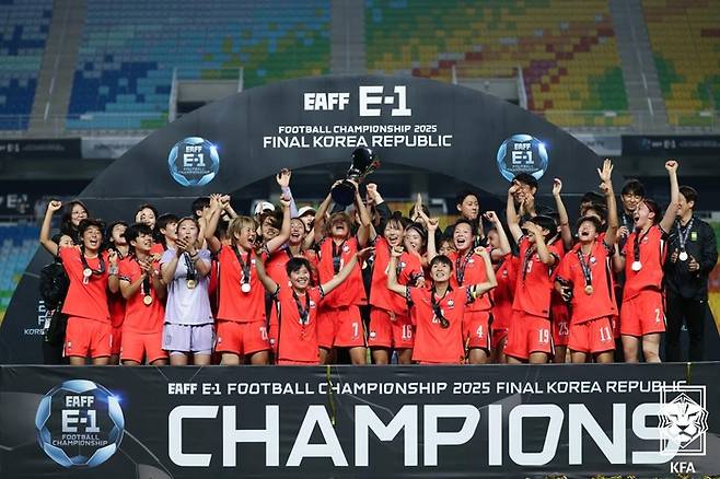 여자축구대표팀이 16일 대만전에서 승리하고 우승을 확정한 뒤 트로피를 들어올리고 있다. 사진|대한축구협회