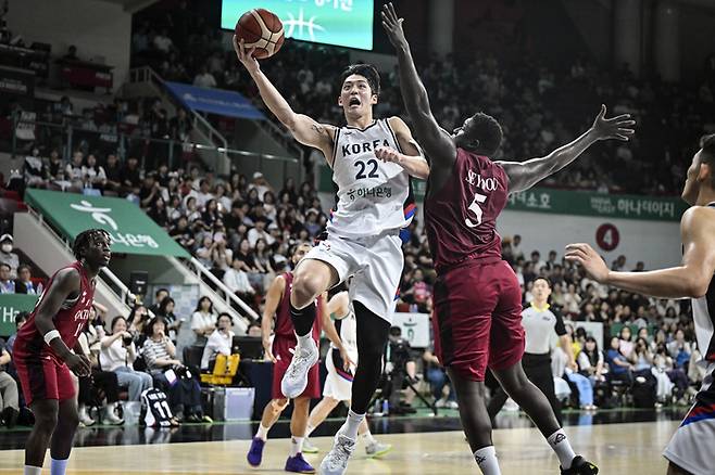 대표팀 여준석이 18일 안양 정관장 아레나에서 열린 2025 남자농구 국가대표 평가전 카타르와 1차전에서 레이업슛을 넣고 있다. 사진 | 대한민국농구협회