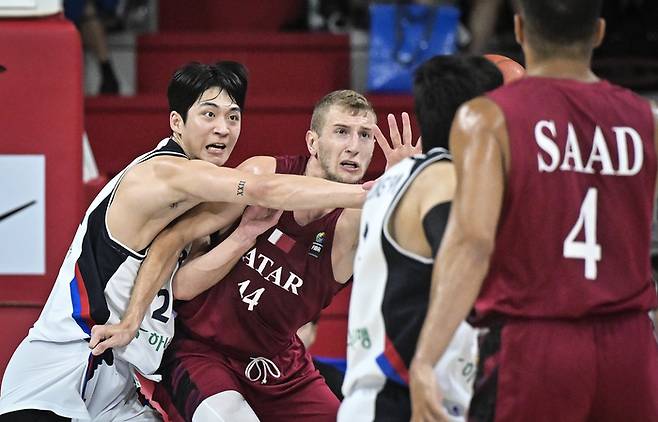 대표팀 여준석(왼쪽)이 18일 안양 정관장 아레나에서 열린 2025 남자농구 국가대표 평가전 카타르와 1차전에서 카타르 빅맨 알렌 하지베고비치를 막고 있다. 사진 | 대한민국 농구협회