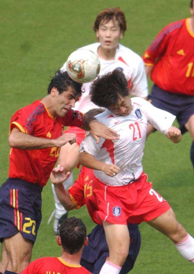 2002년 월드컵 당시 스페인과의 4강전에서 박지성(오른쪽)이 공중볼 다툼을 하고 있다. 연합뉴스