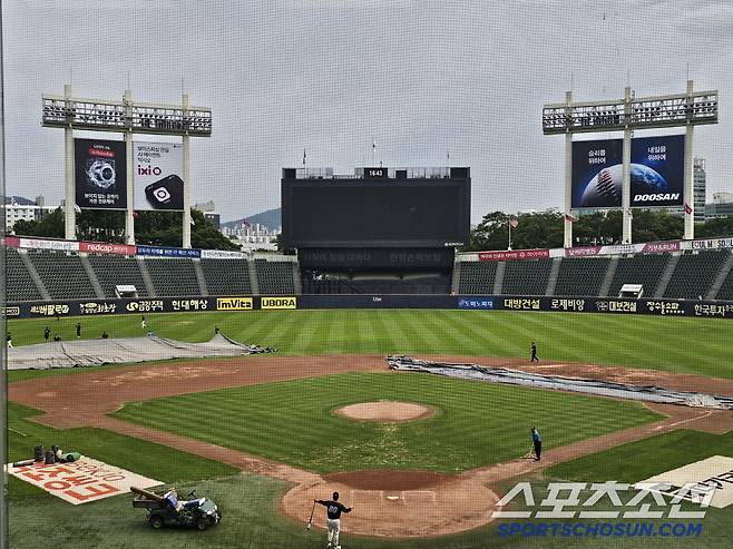 방수포를 걷은 잠실구장. 햇살이 비치면서 뽀얀 흙이 모습을 드러냈다. 김영록 기자