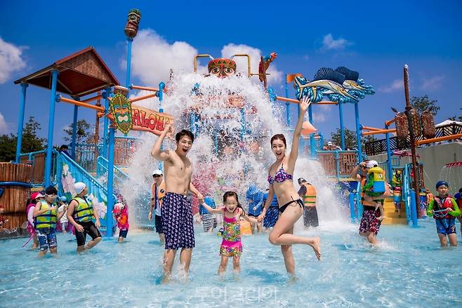 설악 워터피아 월드앨리 악 워터피아 스플래시 페스타에서 댄스팀이 춤을 추는 모습. 스플래시 페스타를 즐기는 고객들. 설악 워터피아에서 물놀이를 즐기는 가족 /사진-한화호텔앤드리조트