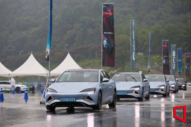 비야디(BYD)가 16일 경기도 용인 스피드웨이에서 개최한 '씰 미디어 트랙 데이'에서 씰이 트랙을 돌고 있다. BYD