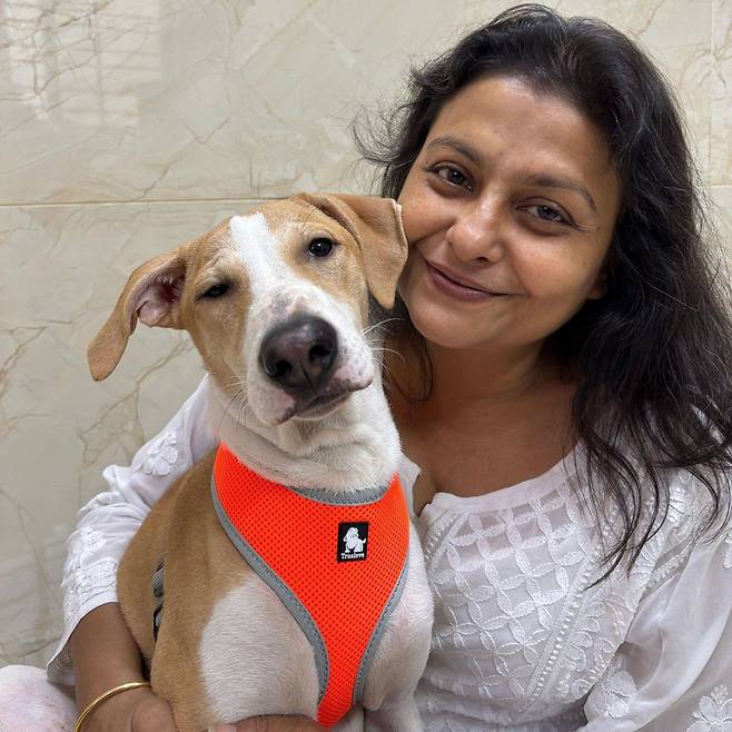 지난 12월 구조한 강아지와 함께 있는 자야 바타차르야