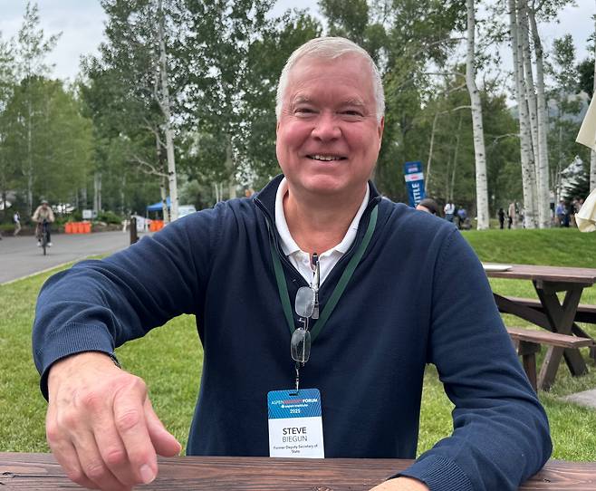 스티브 비건 전 미 국무부 부장관이 17일 콜로라도주(州) 애스펀에서 열린 '애스펀안보포럼' 현장에서 본지와 만나 인터뷰를 하고 있다. 2019년 2월 8일 광화문의 한 닭한마리 식당에서 닭다리를 들고 사진을 찍었던 6년 전 그 포즈 그대로다. /애스펀(콜로라도주)=김은중 특파원