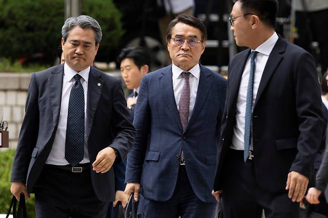 윤석열 전 대통령의 변호인단인 송진호(왼쪽), 배보윤(가운데) 변호사가 9일 서울 서초구 서울중앙지법에서 열린 윤 전 대통령 영장실질심사에 출석하고 있다. /사진공동취재단