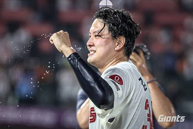 지난달 18일 부산 사직구장에서 열린 한화와의 안방 경기에서 통산 150세이브를 달성한 뒤 동료들에게 축하 물세례를 받은 김원중. 롯데 제공