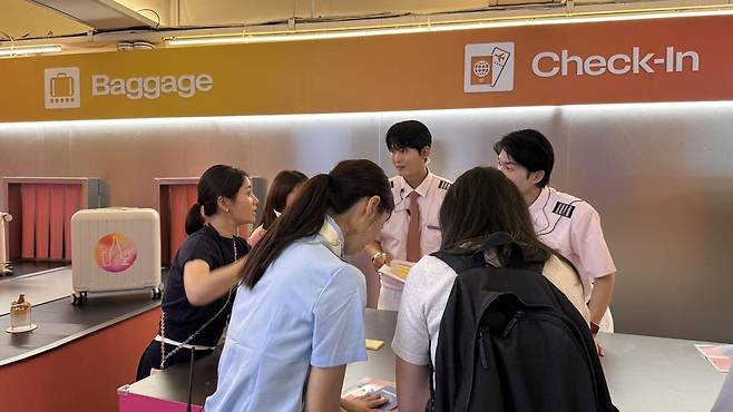 ‘나다움을 찾아가는 여행’을 테마로 열린 ‘스마도리 바 팝업 in 서울’에서 한 방문객이 여행의 시작점인 공항에서 ‘체크인’을 하고 있다. 윤우열 기자 cloudancer@donga.com