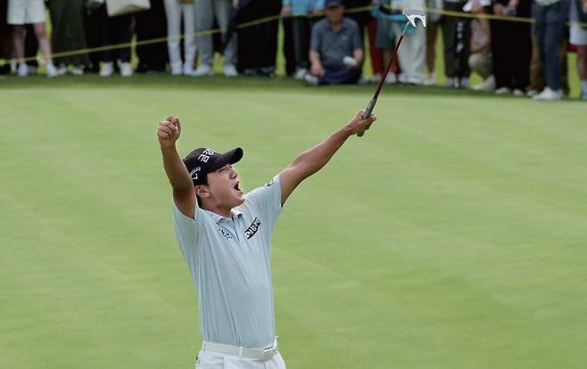 옥태훈이 6월 22일 경상남도 양산 에이원 컨트리클럽에서 열린 제68회 한국프로골프(KPGA) 선수권 4라운드에서 우승을 확정한 후 환호하고 있다. /KPGA