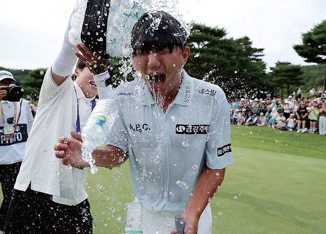 KPGA 선수권대회에서 우승한 옥태훈이 동료들의 축하를 받고 있다. /KPGA