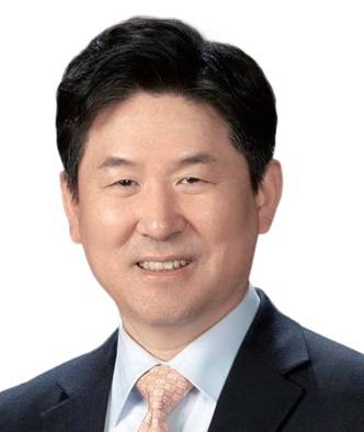 신재훈 리버스톤 자산운용 사장 - 서울대 경영학 학·석사, 미국 시카고대 MBA, 서강대 경영학 박사, ‘비욘드 스트래티지’ ‘야구 보는 CEO’ 저자