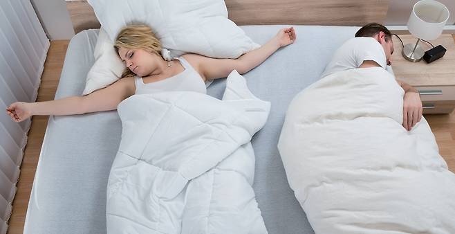 /치료에서 가장 중요한 것은 환자나 주변 사람이 다치지 않도록 안전 조치를 취하는 것이다. 침대 주변에서 날카로운 가구나 유리, 흉기 등 위험한 물건을 치우고, 침대 높이를 낮추거나 바닥에 매트리스를 깔아 낙상을 예방한다. 창문은 잠그고, 가구 모서리에는 보호대를 부착해야 한다. 증상이 심한 경우 배우자와 다른 방에서 자도록 분리해야 한다. 규칙적인 수면 습관을 유지하고, 수면을 방해할 수 있는 알코올이나 카페인 섭취를 피하게 한다.클로나제팜이라는 벤조다이아제핀 계열 약물이 대부분의 환자(약 80~90%)에게 잘 듣는다. 하지만 졸림과 어지러움, 인지 기능 저하, 낙상 위험 증가 같은 부작용이 있을 수 있다. 특히 노인이나 수면무호흡증이 동반된 환자는 주의가 필요하다. 이럴 때는 수면제로 많이 사용하는 멜라토닌을 사용한다. 멜라토닌은 클로나제팜에 비해 부작용이 적어 노인 환자나 인지 장애가 있는 환자, 수면 무호흡 환자에게 안전하게 사용할 수 있으나 효과를 보는 데 수 주가 걸릴 수 있다.