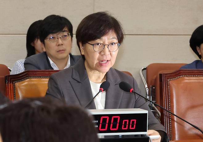 정은경 보건복지부 장관 후보자가 18일 국회 보건복지위원회에서 열린 인사청문회에서 의원 질의에 답변하고 있다. 연합뉴스.