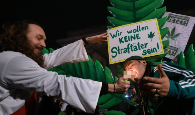 지난해 4월 1일 독일에서 대마초가 부분 합법화하자 0시에 맞춰 대마초를 피우는 독일인. 사진=EPA 연합뉴스