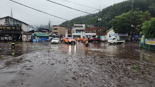 지난 17일 오후 침수피해를 입은 대구 북구 노곡동 침수 현장. 집과 상가가 아수라장이 돼 발디딜 틈도 없다. 뉴스1