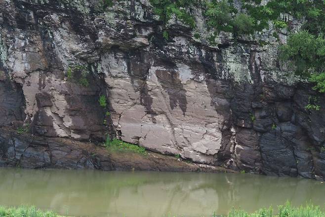 유네스코 세계유산인 '반구천의 암각화' 중 울주군 언양읍 대곡리에 위치한 반구대 암각화가 울산지역에 내린 집중호우로 인해 침수 위기에 처했다. 18일 12시 기준 사연댐의 수위는 51.6m를 기록 중인 가운데 반구대 암각화 바로 밑까지 사연댐의 수위가 차올라 있다. 수위가 53m에 이르면 물에 잠기기 시작한다. 사진=최수상 기자