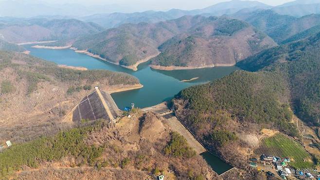 울산 울주군 사연댐의 만수위 60m이며 수위가 53m에 오르면 댐 상류에 있는 반구대 암각화가 잠기기 시작해 57m가 되면 완전히 침수된다. 울산시 제공