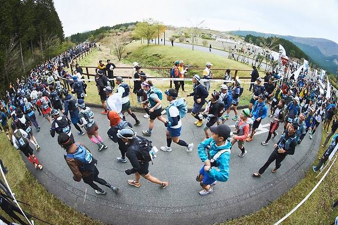 후지산100’의 100마일 부문에 참가한 2500여명의 주자들. 이 대회 세 부문 중 100마일 부문 참가자가 가장 많다. 이토 카오루 제공