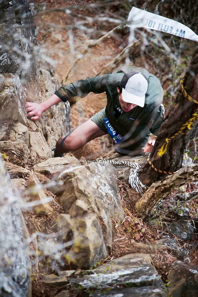 한 남성 트레일러너가 산길을 오르고 있다. 다키모토 유키히데 제공